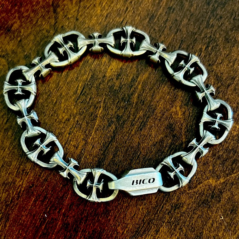 Vintage bracelet with alternating cross design